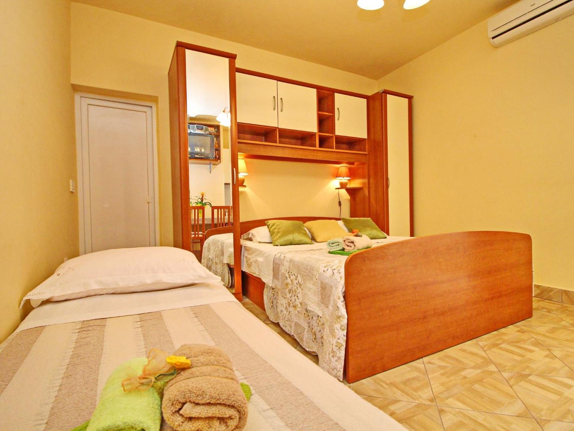 Apartments Sea Line - Two Bedroom Apartment With Terrace And Sea View Prigradica Exterior foto