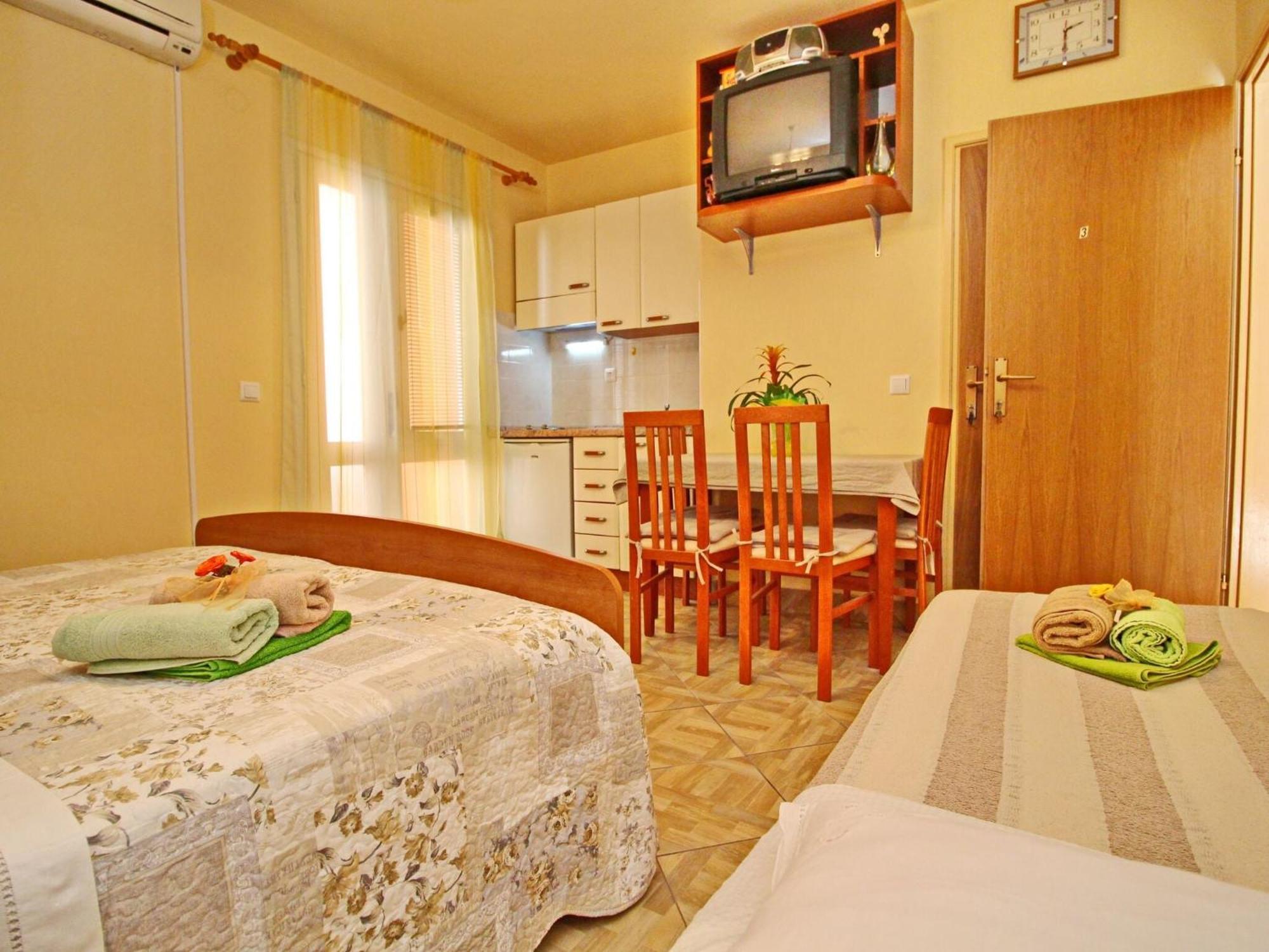 Apartments Sea Line - Two Bedroom Apartment With Terrace And Sea View Prigradica Exterior foto